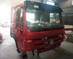 Красная высокая кабина 2 кровати Sinotruk Вождение грузовика трактор с производством